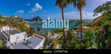 Vue de Torre di Sant'Angelo depuis une position surélevée à Sant'Angelo, Sant'Angelo, Île d'Ischia, Campanie, Italie, Europe Banque D'Images