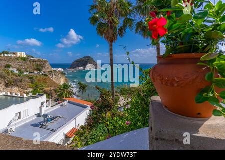 Vue de Torre di Sant'Angelo depuis une position surélevée à Sant'Angelo, Sant'Angelo, Île d'Ischia, Campanie, Italie, Europe Banque D'Images