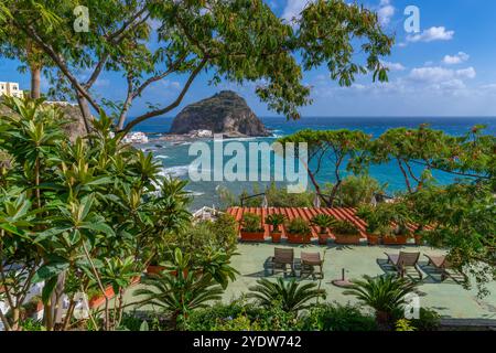 Vue de Torre di Sant'Angelo depuis une position surélevée à Sant'Angelo, Sant'Angelo, Île d'Ischia, Campanie, Italie, Europe Banque D'Images