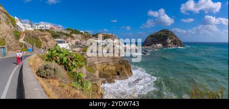 Vue de Torre di Sant'Angelo depuis une position surélevée à Sant'Angelo, Sant'Angelo, Île d'Ischia, Campanie, Italie, Europe Banque D'Images