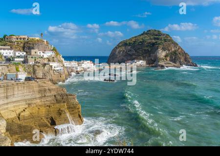 Vue de Torre di Sant'Angelo depuis une position surélevée à Sant'Angelo, Sant'Angelo, Île d'Ischia, Campanie, Italie, Europe Banque D'Images