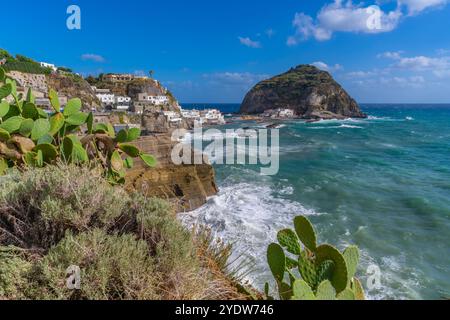 Vue de Torre di Sant'Angelo depuis une position surélevée à Sant'Angelo, Sant'Angelo, Île d'Ischia, Campanie, Italie, Europe Banque D'Images