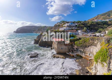 Vue de la côte depuis une position surélevée à Sant'Angelo, Sant'Angelo, île d'Ischia, Campanie, Italie, Europe Banque D'Images