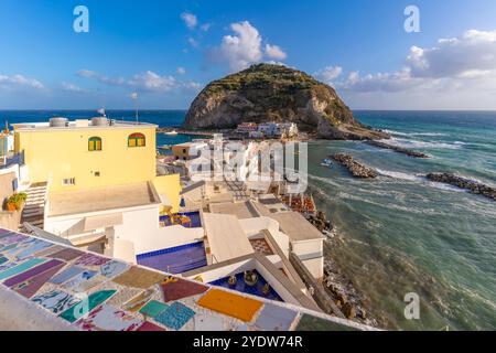 Vue de Torre di Sant'Angelo depuis une position surélevée à Sant'Angelo, Sant'Angelo, Île d'Ischia, Campanie, Italie, Europe Banque D'Images