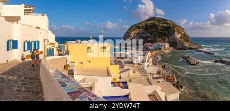 Vue de Torre di Sant'Angelo depuis une position surélevée à Sant'Angelo, Sant'Angelo, Île d'Ischia, Campanie, Italie, Europe Banque D'Images