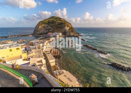 Vue de Torre di Sant'Angelo depuis une position surélevée à Sant'Angelo, Sant'Angelo, Île d'Ischia, Campanie, Italie, Europe Banque D'Images