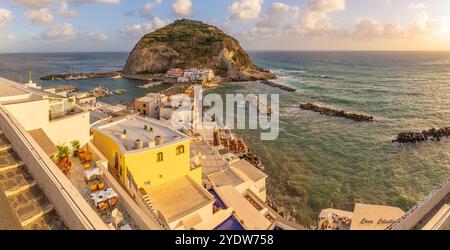 Vue de Torre di Sant'Angelo depuis une position surélevée à Sant'Angelo, Sant'Angelo, Île d'Ischia, Campanie, Italie, Europe Banque D'Images