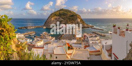 Vue de Torre di Sant'Angelo depuis une position surélevée à Sant'Angelo, Sant'Angelo, Île d'Ischia, Campanie, Italie, Europe Banque D'Images