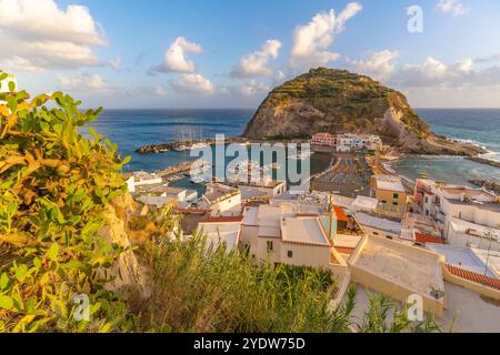 Vue de Torre di Sant'Angelo depuis une position surélevée à Sant'Angelo, Sant'Angelo, Île d'Ischia, Campanie, Italie, Europe Banque D'Images