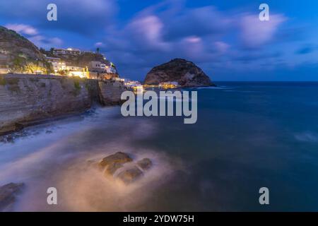 Vue de Torre di Sant'Angelo depuis une position surélevée à Sant'Angelo au crépuscule, Sant'Angelo, île d'Ischia, Campanie, Italie, Europe Banque D'Images