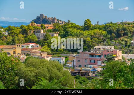 Vue du Castello Aragonese d'Ischia depuis Porto d'Ischia (Port d'Ischia), Île d'Ischia, Campanie, Italie, Europe Banque D'Images