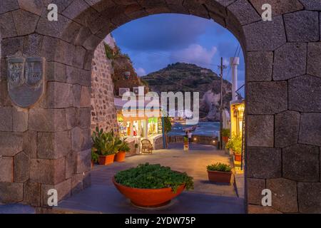 Vue des magasins et de la ville à Sant'Angelo au crépuscule, Sant'Angelo, île d'Ischia, Campanie, Italie, Europe Banque D'Images