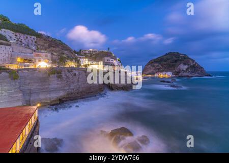 Vue de Torre di Sant'Angelo depuis une position surélevée à Sant'Angelo au crépuscule, Sant'Angelo, île d'Ischia, Campanie, Italie, Europe Banque D'Images