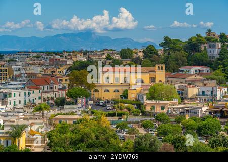 Vue surélevée de Chiesa di Santa Maria di Portosalvo et Porto d'Ischia (Port d'Ischia), île d'Ischia, Campanie, Italie, Europe Banque D'Images