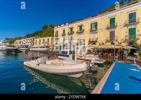 Vue des bateaux et restaurants à Porto d'Ischia (Port d'Ischia), Île d'Ischia, Campanie, Italie, Europe Banque D'Images