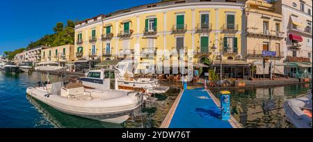 Vue des bateaux et restaurants à Porto d'Ischia (Port d'Ischia), Île d'Ischia, Campanie, Italie, Europe Banque D'Images