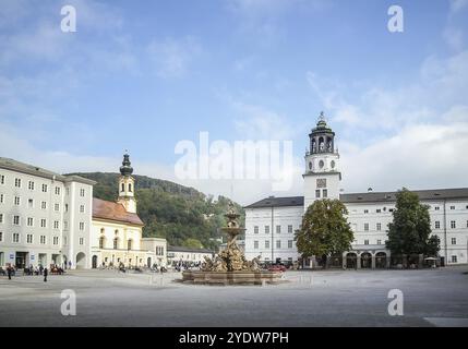 Residenzplatz est une grande place seigneuriale au cœur du centre historique de Salzbourg. Au milieu de la place se trouve une grande fontaine baroque (R Banque D'Images