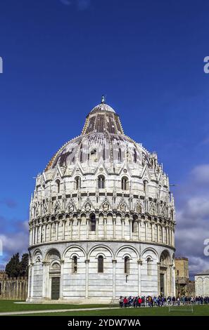 Baptistère de Pise sur la Piazza dei Miracoli à Pise. Le bâtiment roman rond a été commencé au milieu du XIIe siècle. C'est le plus grand baptistère de moi Banque D'Images