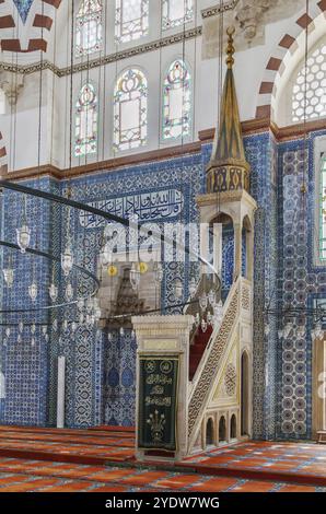 L'intérieur de la mosquée Rustem Pacha est une mosquée ottomane du XVIe siècle, située à Istanbul, en Turquie. Le minbar Banque D'Images