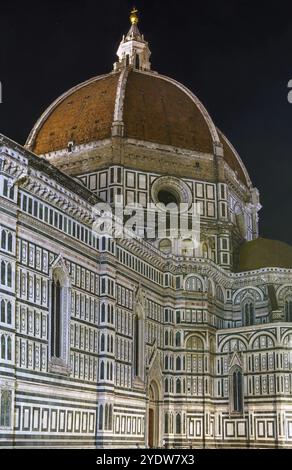 La Cattedrale di Santa Maria del Fiore (cathédrale Sainte-Marie de la Fleur) est la principale église de Florence, en Italie. Dôme en soirée Banque D'Images