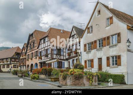 Place du marché avec des maisons historiques à Dambach la ville, Alsace, France, Europe Banque D'Images