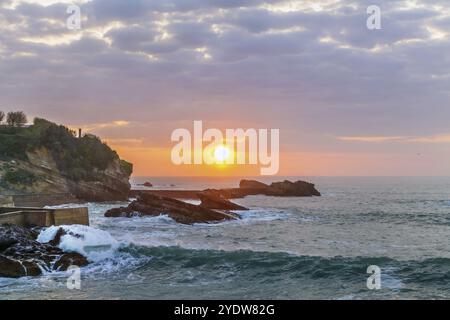 Coucher de soleil dans le golfe de Gascogne à Biarritz, France, Europe Banque D'Images