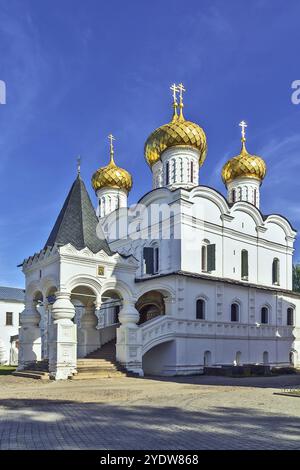 Cathédrale de la Trinité, le monastère d'Ipatiev est un monastère masculin, situé sur la rive de la rivière Kostroma juste en face de la ville de Kostroma. C'était fo Banque D'Images