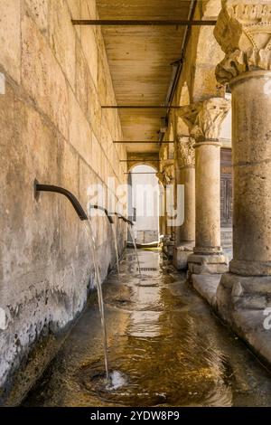 Fontana Fraterna (Fontaine fraternelle), Piazza Giosue Carducci, Isernia, Molise, Italie, Europe Banque D'Images