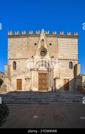 Façade de la place Orsini, Cathédrale de Santa Maria Assunta, Teramo, Abruzzes, Italie, Europe Banque D'Images