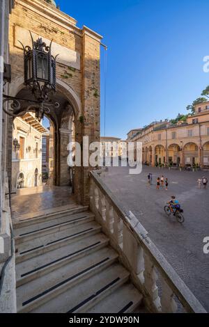 Piazza del Popolo, Fermo, Ascoli Piceno, Marches, Italie, Europe Banque D'Images