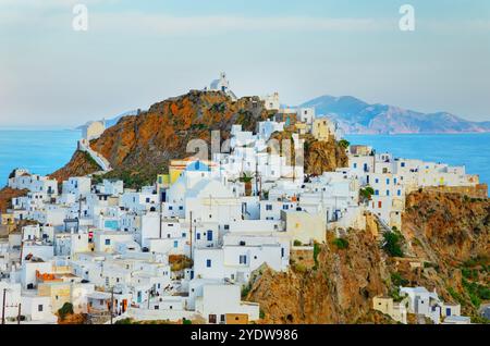 Vue du village de Chora et de l'île de Sifnos au loin, Chora, île de Serifos, Cyclades, îles grecques, Grèce, Europe Banque D'Images