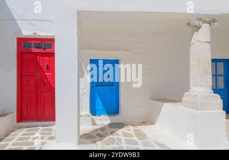 Vue du village de Kastro, y compris une colonne de Grèce antique, Kastro, l'île de Sifnos, les Cyclades, les îles grecques, Grèce, Europe Banque D'Images