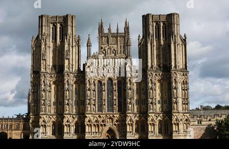 Wells Cathedral, cathédrale anglicane du XIIe siècle dédiée à Andrew l'Apôtre, siège de l'évêque de Bath and Wells, Wells, Somerset, Angleterre Banque D'Images