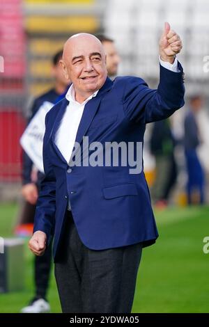 Adriano Galliani (AD AC Monza) avec le pouce levé lors du championnat italien Serie A match de football entre l'AC Monza et le Venezia FC le 27 octobre 2024 au U-Power Stadium de Monza, en Italie. Crédit : Luca Rossini/E-Mage/Alamy Live News Banque D'Images