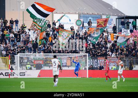 Les supporters du Venezia FC lors du championnat italien Serie A match de football entre l'AC Monza et le Venezia FC le 27 octobre 2024 au U-Power Stadium de Monza, en Italie. Crédit : Luca Rossini/E-Mage/Alamy Live News Banque D'Images