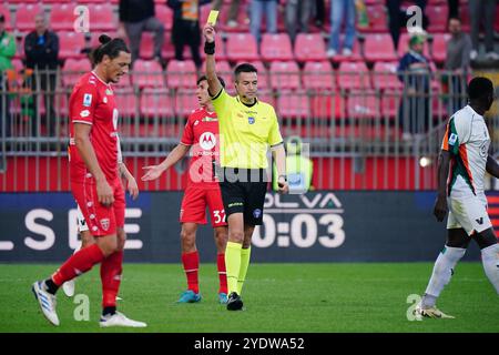 Antonio Rapuano (arbitre) montre le carton jaune lors du championnat italien Serie A match de football entre l'AC Monza et le Venezia FC le 27 octobre 2024 au U-Power Stadium de Monza, en Italie. Crédit : Luca Rossini/E-Mage/Alamy Live News Banque D'Images