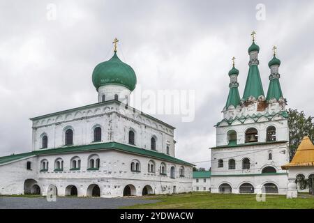 Le monastère Alexandre-Svirsky est un monastère orthodoxe de la région de Leningrad, en Russie.Cathédrale de la Trinité et beffroi Banque D'Images