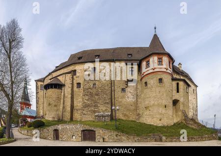 Le château de Loket est un château de style gothique du XIIe siècle situé à environ 12 kilomètres de Karlovy Vary sur un rocher massif dans la ville de Loket, République tchèque, Europ Banque D'Images