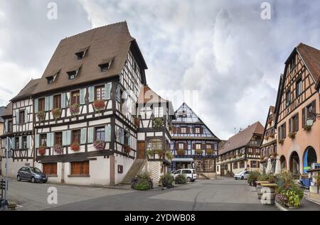 Place du marché avec des maisons historiques à Dambach la ville, Alsace, France, Europe Banque D'Images