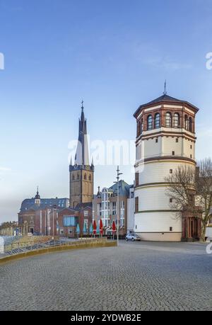 Vue du centre historique de Dusseldorf avec la Tour du Vieux Château et l'église St Lambertus, Allemagne, Europe Banque D'Images