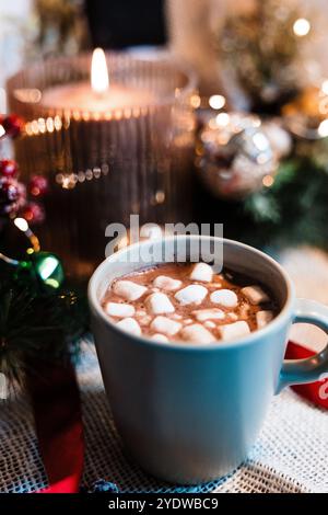 Cacao chaud des fêtes dans une tasse Banque D'Images