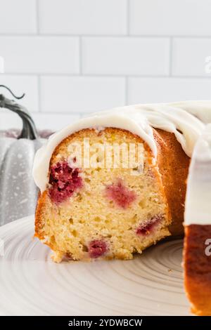 Gâteau moelleux au citron framboise Bundt avec glaçage acidulé et baies Banque D'Images