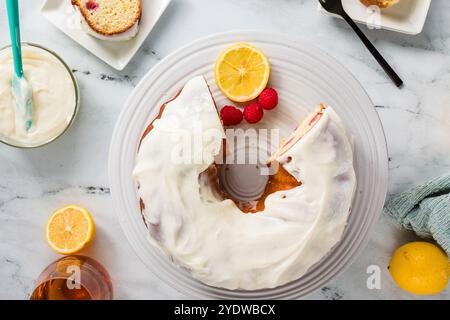 Gâteau bundt citron framboise glacé avec framboises fraîches Banque D'Images