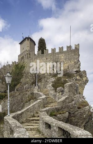 La première tour ou forteresse de Guaita est la plus ancienne des trois tours construites sur Monte Titano, et la plus célèbre. Il a été construit au 11th siècle Banque D'Images