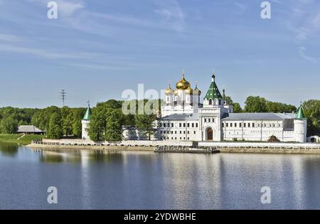 Cathédrale de la Trinité, le monastère d'Ipatiev est un monastère masculin, situé sur la rive de la rivière Kostroma juste en face de la ville de Kostroma. C'était fo Banque D'Images