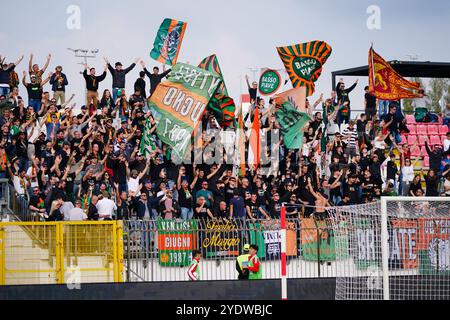 Monza, Italie. 27 octobre 2024. Supporters du Venezia FC lors du championnat italien Serie A match de football entre l'AC Monza et le Venezia FC le 27 octobre 2024 au stade U-Power de Monza, Italie - photo Morgese-Rossini/DPPI crédit : DPPI Media/Alamy Live News Banque D'Images