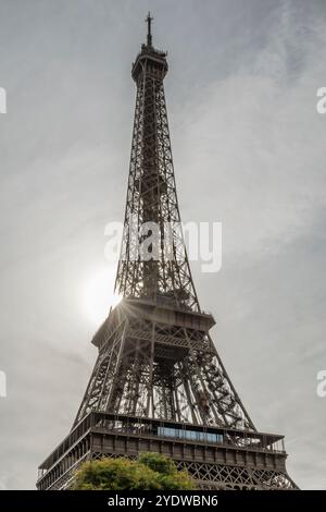 Les rayons du soleil filtrent à travers la structure de la célèbre Tour Eiffel, Paris, France Banque D'Images