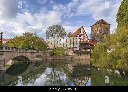 Weinstadel (entrepôt de vin médiéval) est situé sur le côté de la rivière au coeur de la zone historique de Nuremberg, Allemagne, Europe Banque D'Images