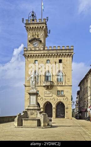 Le Palazzo Pubblico (Palais public) est l'hôtel de ville de la ville de Saint-Marin ainsi que son bâtiment officiel du gouvernement Banque D'Images