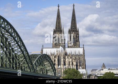 Vue du côté est de la cathédrale de Cologne de Deutz sur la rive droite du Rhin le long du pont Hohenzollern jusqu'à la tour de croisement et les impos Banque D'Images